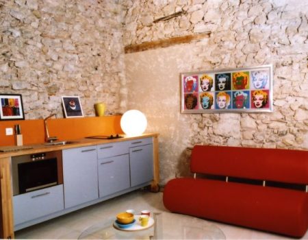 Salon d'un des gîtes ou chambres d'hôtes du Domaine Pech Laurier dans l'Hérault, proposés Hébergement complémentaire.